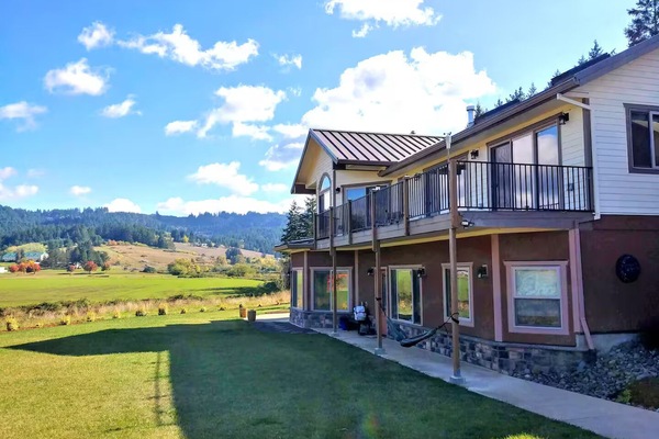 This downstairs apt. has an amazing view of peaceful Laurelwood Valley.
