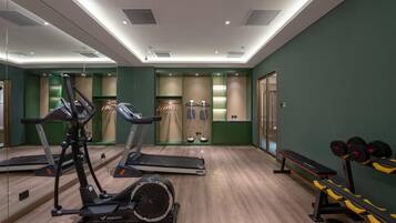 Una palestra con attrezzature per esercizi, uno specchio e una panca.