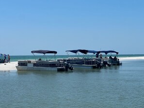 Chaises longues, serviettes de plage