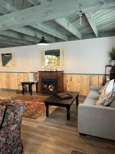 Charming 2-bedroom cottage in lovely Reed Point with WiFi, AC