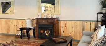 Charming 2-bedroom cottage in lovely Reed Point with WiFi, AC