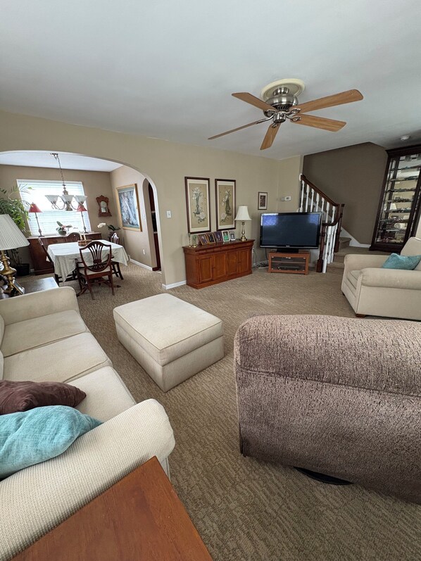 Living area - Two bedrooms in New Kensington with Shuttle to Airport, US Open, Concierge Svc (New Kensington)