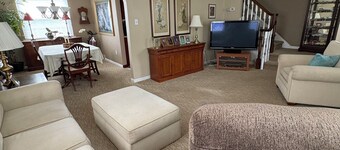 Two bedrooms in New Kensington with Shuttle to Airport, US Open, Concierge Svc