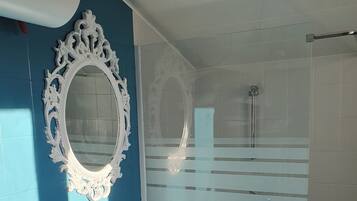 Dusj, hårføner, håndklær og toalettpapir