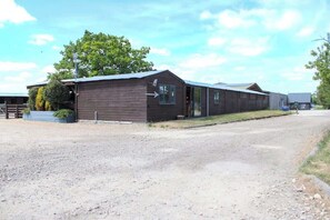 Exterior - Puppy Lounge, Games Room, Arcades | Cabin Escape (Faldingworth)