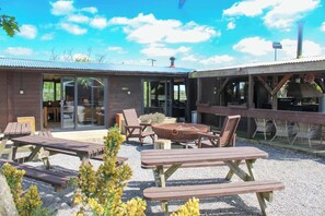 Outdoor dining - Puppy Lounge, Games Room, Arcades | Cabin Escape (Faldingworth)