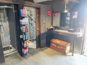 Shower, towels, shampoo