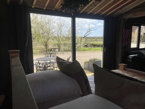 Interior - Drumcoltran Cabin - Puppy Lounge, arcades, games room (Faldingworth)