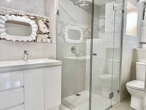 Apartment, 1 Bedroom, Accessible, Garden View | Bathroom