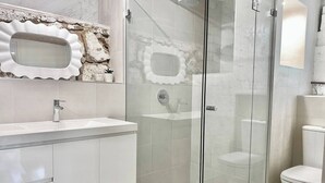 Apartment, 1 Bedroom, Accessible, Garden View | Bathroom - Prime Location Unit AC And Parking (Sydney)