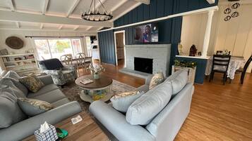 Smart-TV, Videospiele, Bücher, Stereoanlage