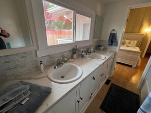 Dusche, umweltfreundliche Kosmetikartikel, Haartrockner, Handtücher