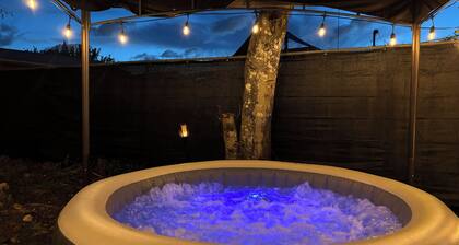 Spacious 5-bedroom house South Daytona with Movie room, Hot tub & Gameroom