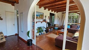 Un salon chaleureux avec une cheminée, un plancher en bois et un coin salon confortable.