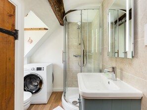 Een douche, een haardroger, handdoeken