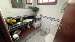 Secador de pelo, toallas, jabón, papel higiénico