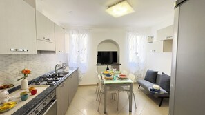 Frigorífic, microones, forn i placa de cuina 