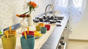 Frigorifero, microonde, forno, piano cottura