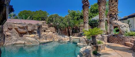 Una piscina al aire libre, una piscina climatizada