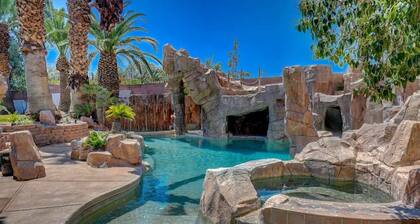 LUX 8BR/5BA Oasis - Huge Villa w/Heated Pool & Spa