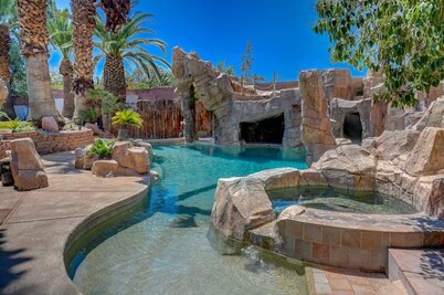 LUX 8BR/5BA Oasis - Huge Villa w/Heated Pool & Spa