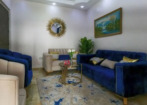 Living area - 3BR Luxury Golf View Apt – Steps from the Pyramids (Giza Governorate)