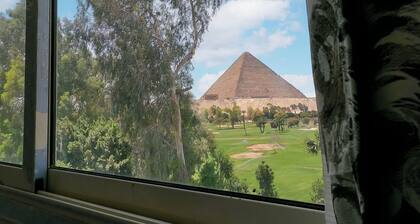 3BR Luxury Golf View Apt – Steps from the Pyramids