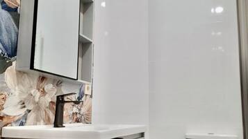 Căn hộ Tiêu chuẩn, ban công, quang cảnh vườn | Phòng tắm | Đồ dùng nhà tắm miễn phí, máy sấy tóc, khăn tắm, xà phòng