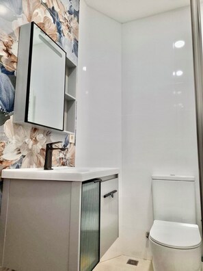 Artículos de tocador gratuitos, secador de pelo, toallas, jabón