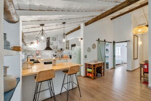 Private kitchen - Teal and Green-Alqueva Country House. In Amieira, just a few steps from Lake Alqueva (Amieira)