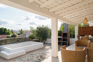 Outdoor dining - Teal and Green-Alqueva Country House. In Amieira, just a few steps from Lake Alqueva (Amieira)