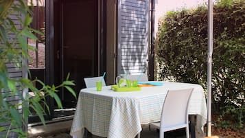 Apartment | Outdoor dining