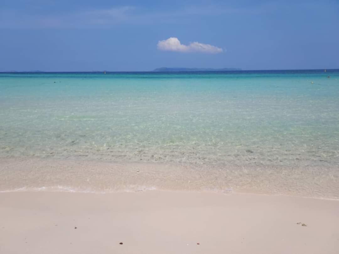 靠近海滩、白沙、间海滩酒吧