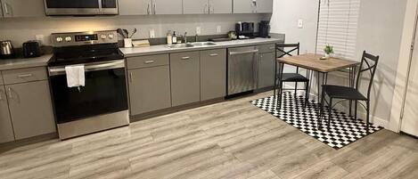 Réfrigérateur, micro-ondes, four, plaque de cuisson