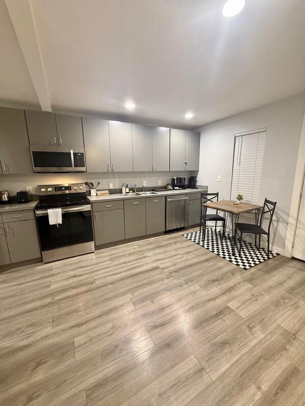 Jääkaappi, mikroaaltouuni, uuni, liesi