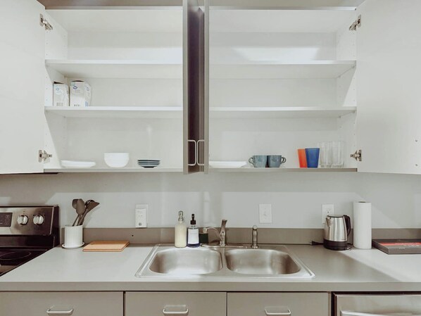 Frigorifero, microonde, forno, piano cottura