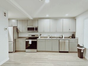 ثلاجة، ميكروويف، فرن، موقد طهي مسطح