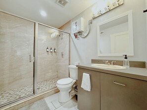 Een douche, een haardroger, handdoeken