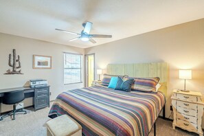 3 bedrooms, desk, iron/ironing board, travel cot - Sonoran Escape 3-bedroom town home in sunny Mesa (Mesa)
