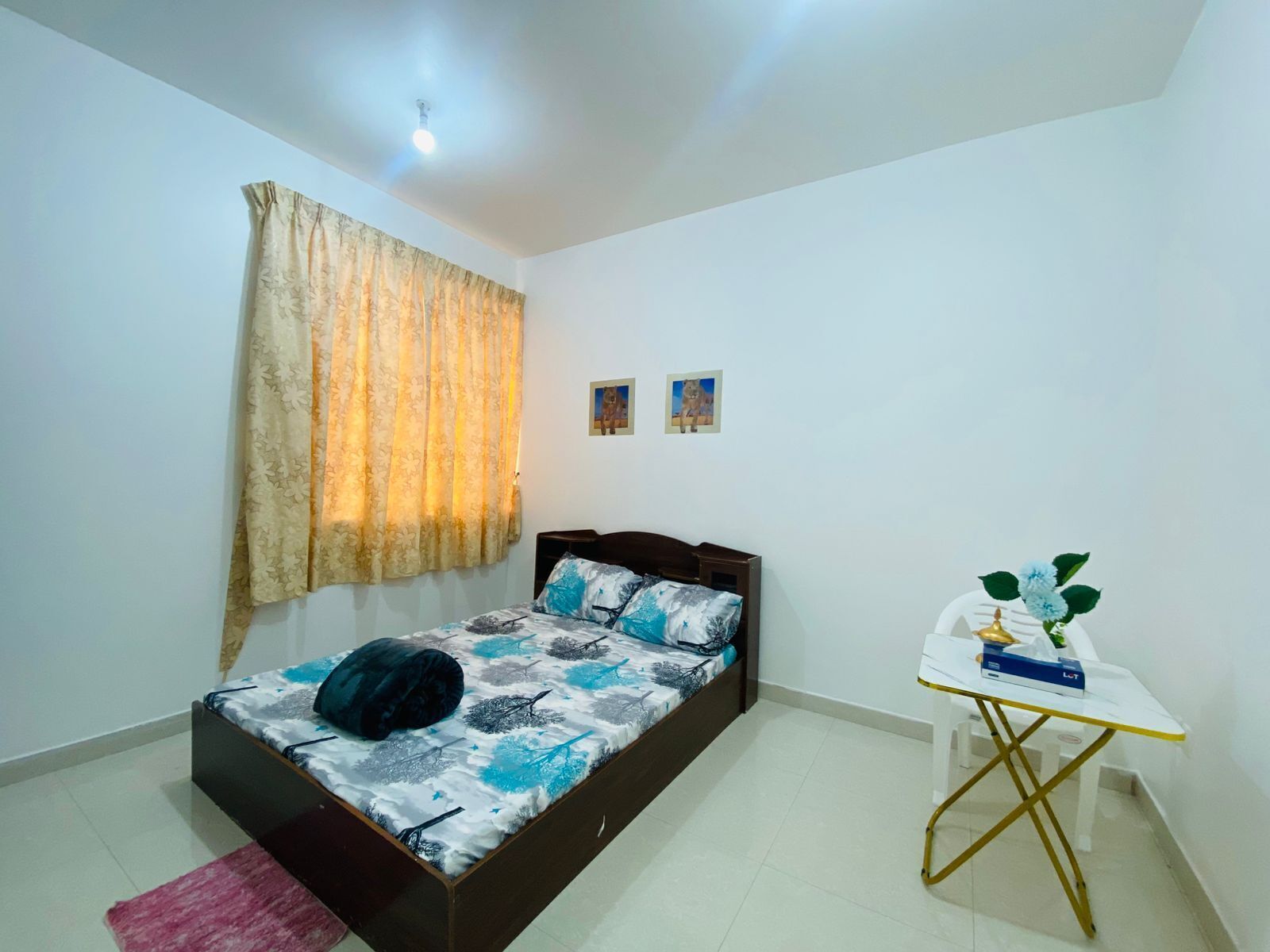 1 habitación, tabla de planchar con plancha y ropa de cama 