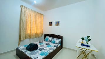 1 habitación, tabla de planchar con plancha y ropa de cama