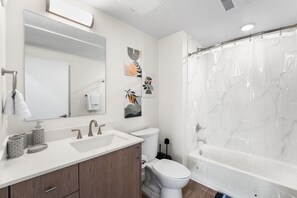 Shower, towels, toilet paper - Beautiful Modern Apartment In Denver (Denver)