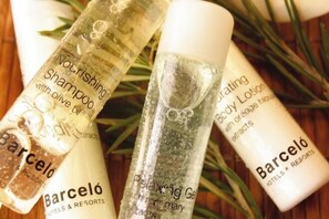 Tre prodotti Barceló Hotels & Resorts: shampoo nutriente all'olio d'oliva, gel rilassante e lozione corpo con estratti biologici.