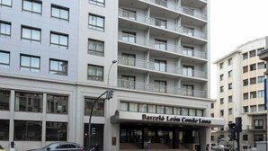 A modern building with multiple floors, balconies, and a storefront named "Barcelo León Conde Luna". - Barceló León Conde Luna (León)