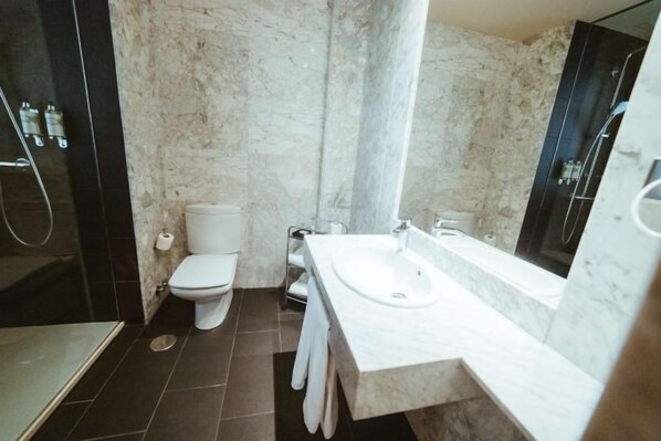 A bathroom with a toilet, sink, and shower. - Barceló León Conde Luna (León)