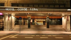 The entrance to Hotel Conde Luna with a clear sign, a staircase leading to the lobby, and a pedestrian crossing in front. - Barceló León Conde Luna (León)