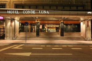 L'ingresso dell'Hotel Conde Luna, con una segnaletica chiara, una scalinata che conduce alla hall e un attraversamento pedonale di fronte.