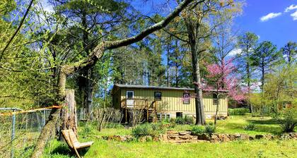 Charming 3-bedroom house, WiFi, AC, in tranquil beautiful Russellville near Lake