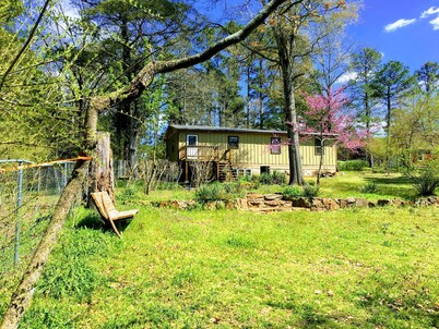 Charming 3-bedroom house, WiFi, AC, in tranquil beautiful Russellville near Lake