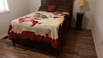 3 makuuhuonetta, silitysrauta/-lauta, Wi-Fi, vuodevaatteet